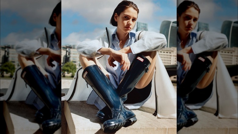 woman wearing hunter rainboots