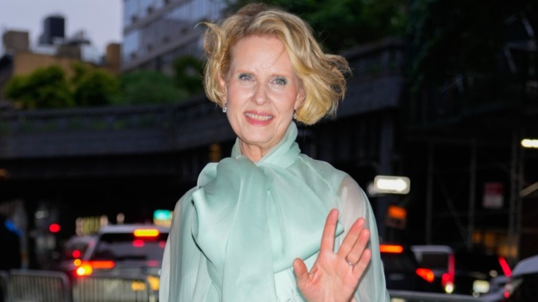 Cynthia Nixon waves on the red carpet