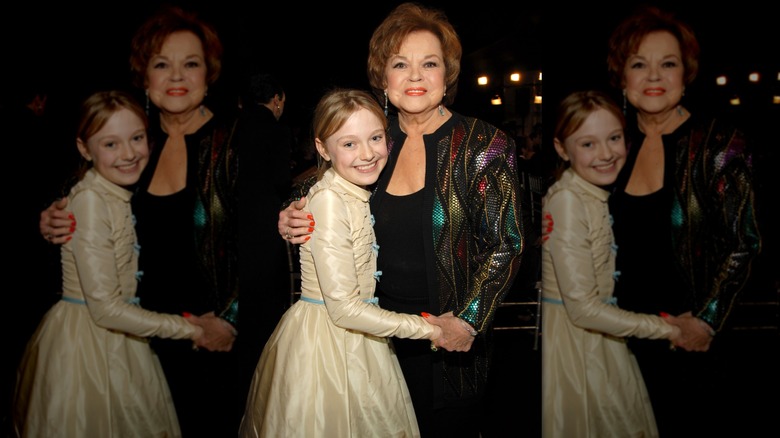 Shirley Temple posing with Dakota Fanning in 2006