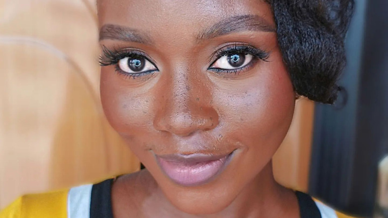 Woman in 'no makeup' makeup