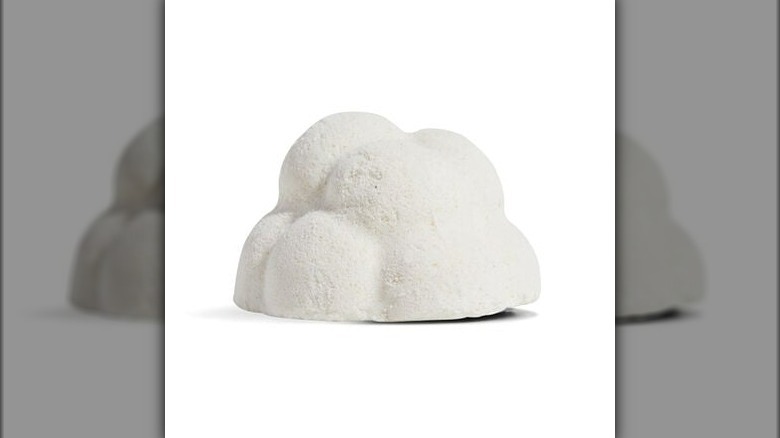 Cloud-shaped shower bomb