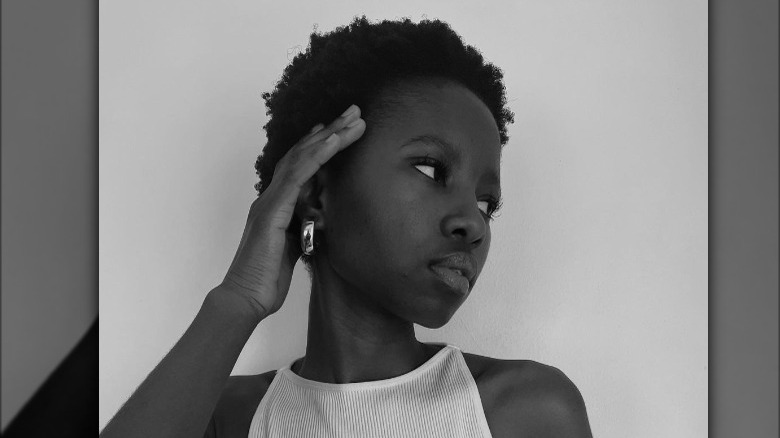 woman with short afro haircut 