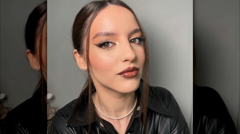 Brown winged eyeliner with brown lips