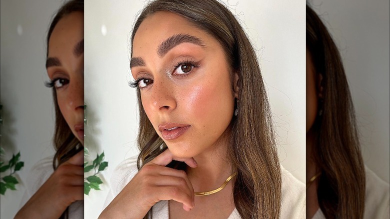 Soft brown eyeliner and fluffy eyebrows