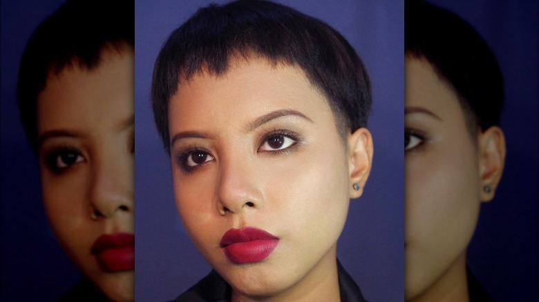 woman wearing '90s grunge makeup