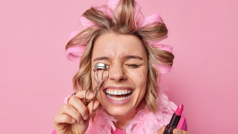 woman using lash curler