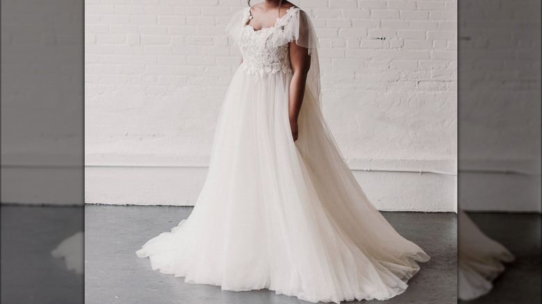 bride in Lyra Vega Bridal