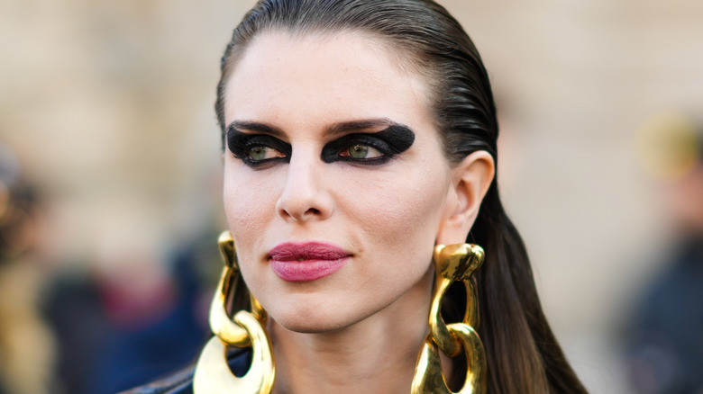 Julia Fox bold wide smudge eyeliner