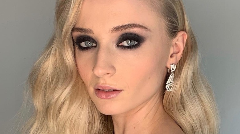 Sophie Turner black smoky eye makeup
