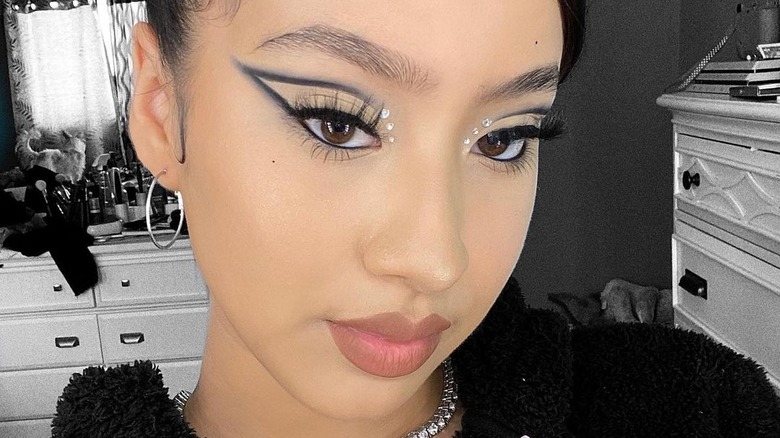 negative space eyeliner