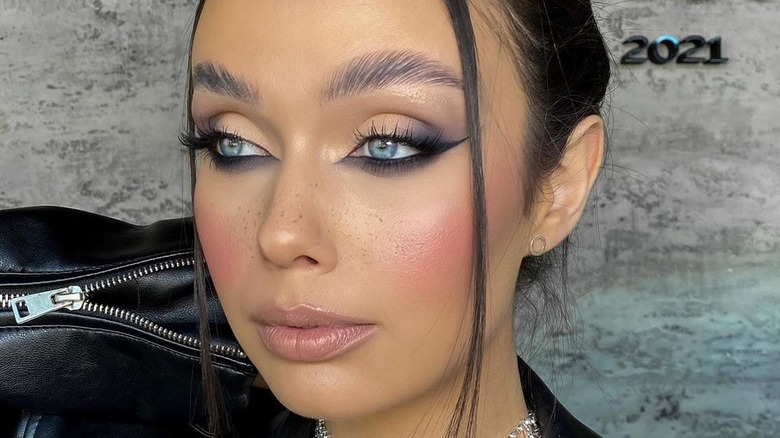 smoky makeup under eyes