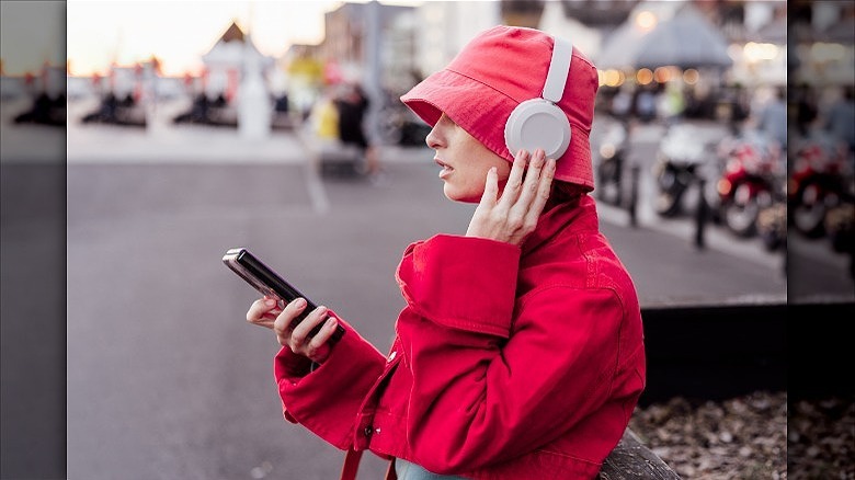 woman wearing bucket hat 