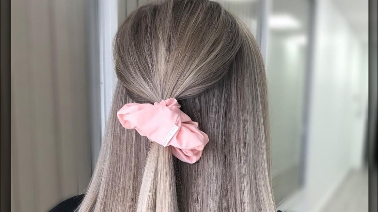 woman wearing pink scrunchie in bangs