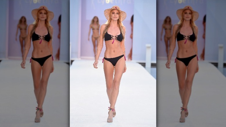 woman wearing ankle bracelet