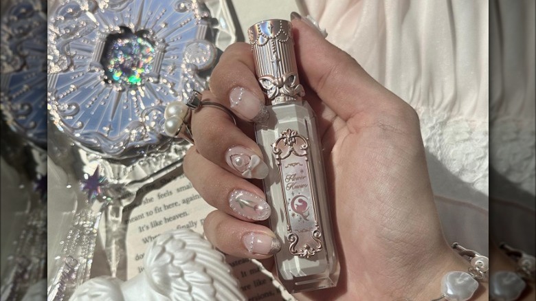 Vintage coquette manicure