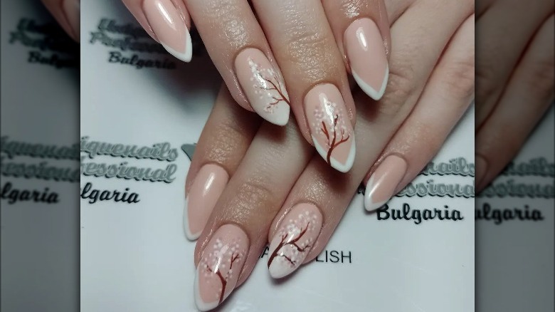 V tips french manicure