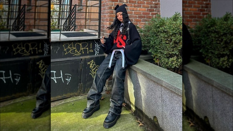 Woman wearing baggy jeans and Doc Martens