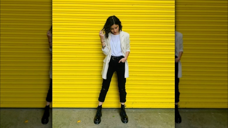 Woman wearing skinny jeans and combat boots