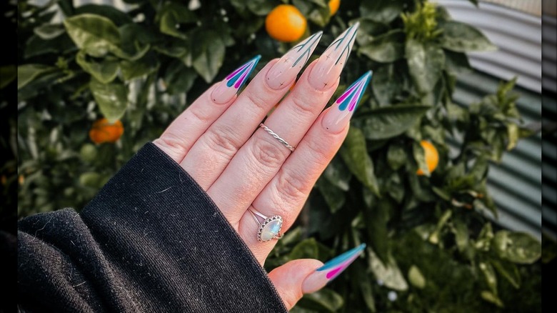 An art-deco manicure with green-and-pink nails