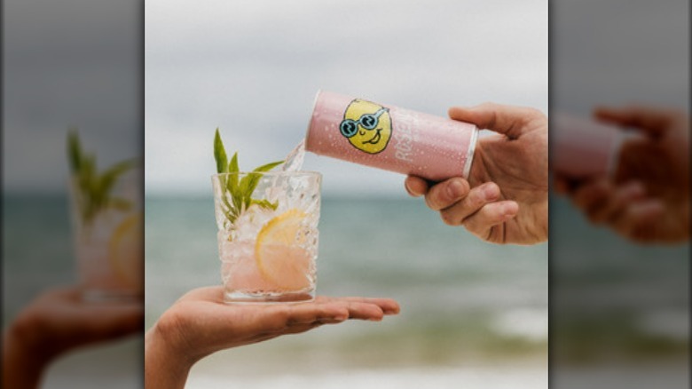 Roseade can filling glass