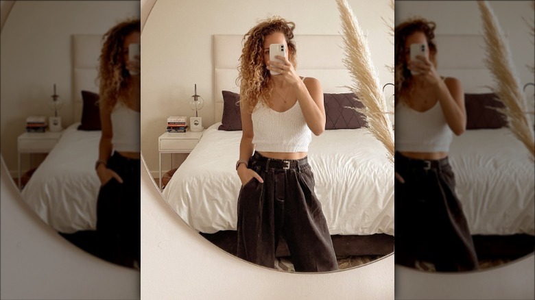 A woman wearing baggy jeans with a belt