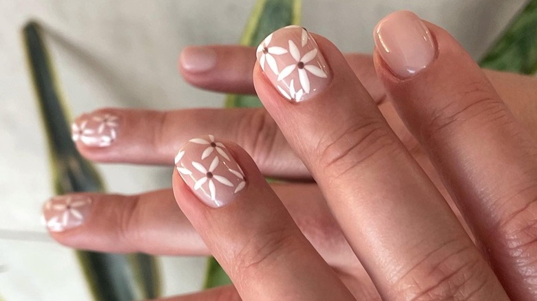 Nails with white daisies