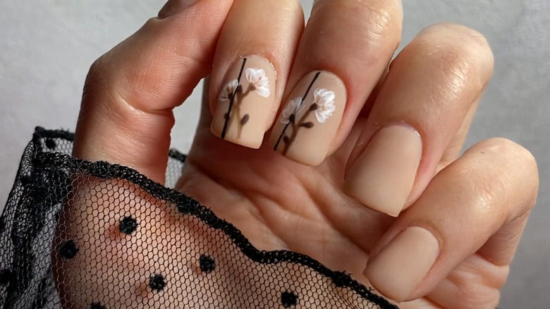 Nails with painted flowers