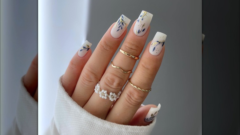 Delicate vine manicure