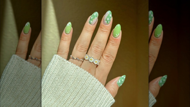 Green cottagecore manicure