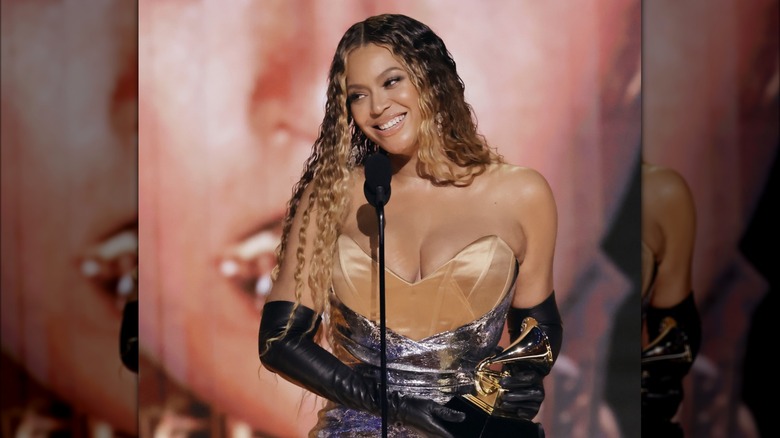 beyonce with long curly hair