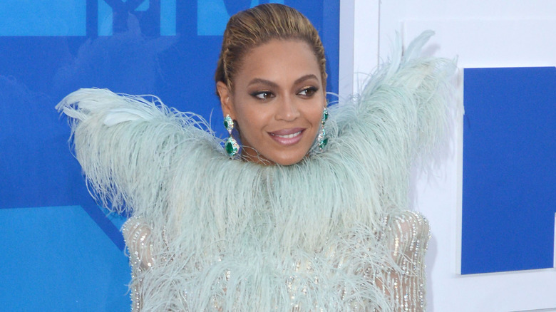 Beyonce at the 2016 VMA in a mint feather dress