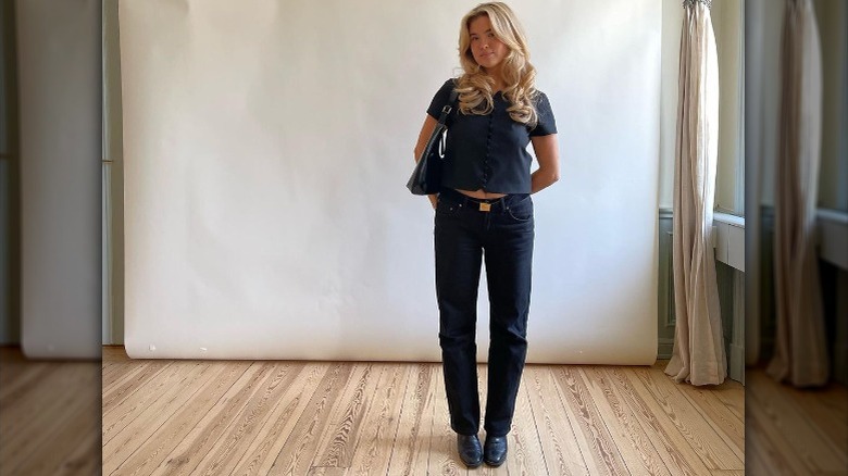 woman wearing skinny jeans and monochrome black outfit