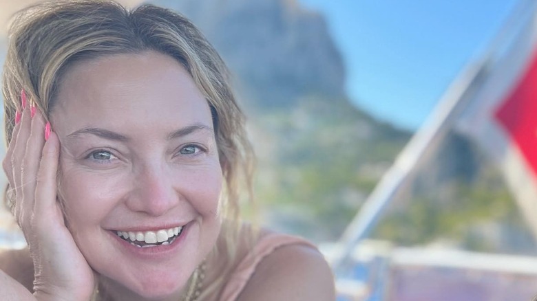 Kate Hudson smiling pink nails