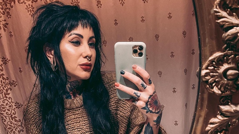 Woman with straight shag cut