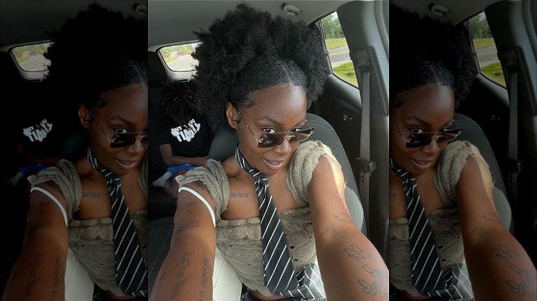 woman with 4c curls puff