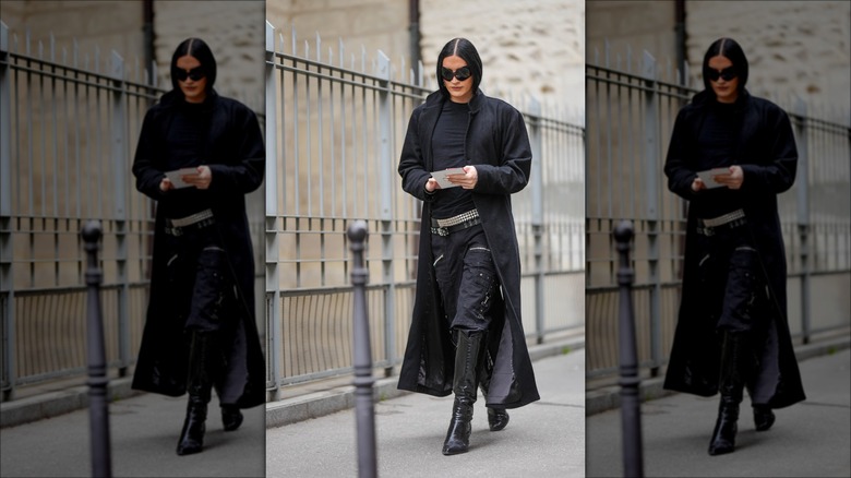 woman wearing cargo jeans