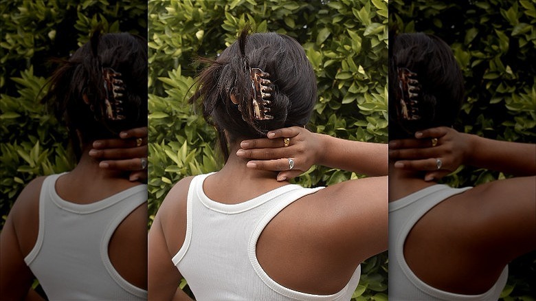 woman wearing hair in claw clip