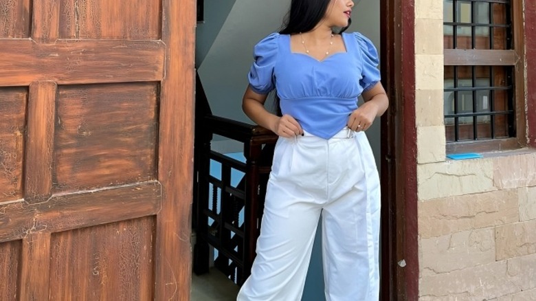 woman wear high rise pants