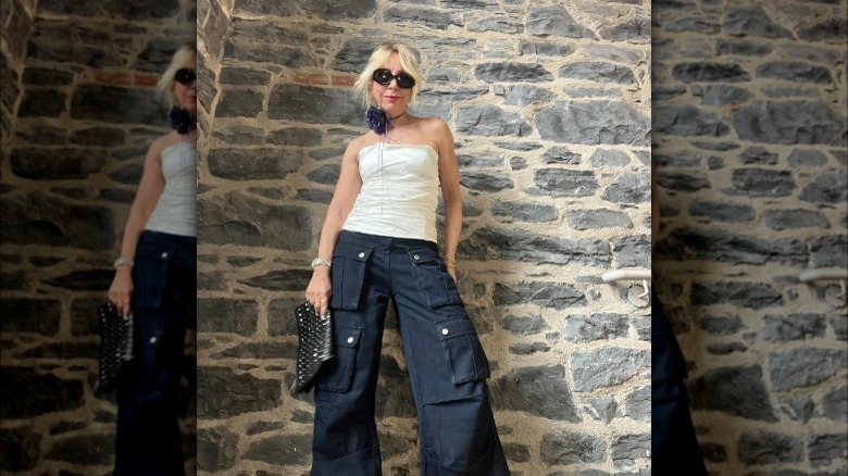 Woman wearing a rosette choker.