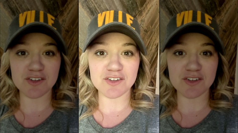 Kelly Clarkson with her natural hair curled