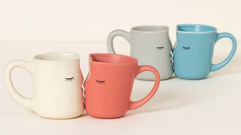 kissing coffee mugs