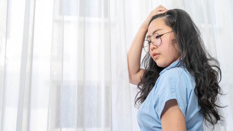woman with greasy hair 