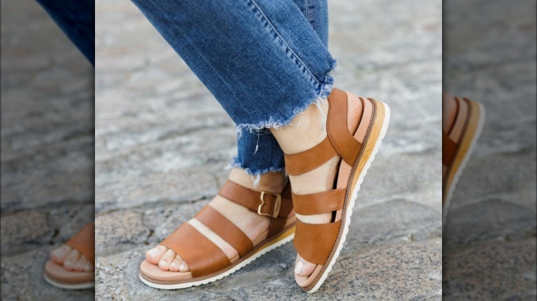 Round toed sandals
