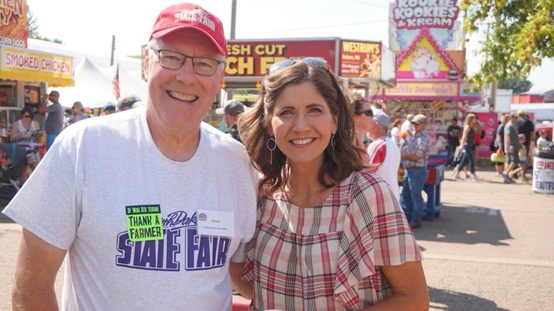 Kristi Noem posing with a fan at the South Dakota State Fair
