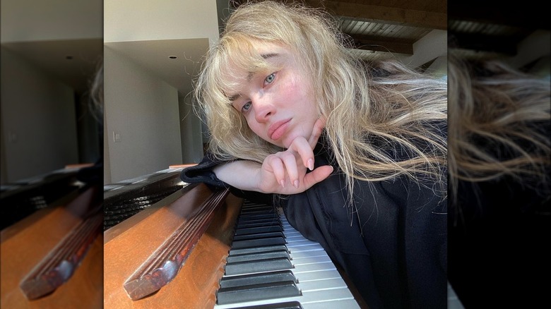 Sabrina Carpenter taking piano selfie