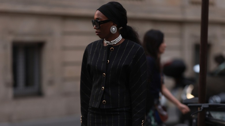 woman wearing buttoned jacket