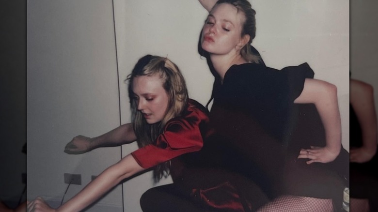 Dakota Fanning and Elle Fanning dance together