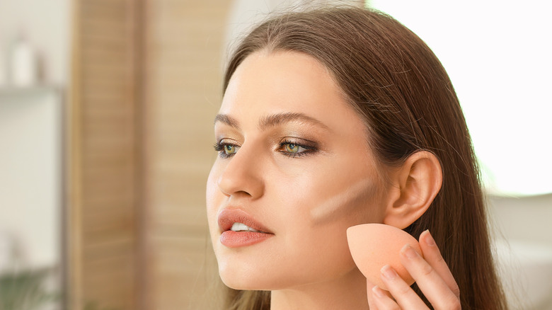 Contouring with makeup sponge