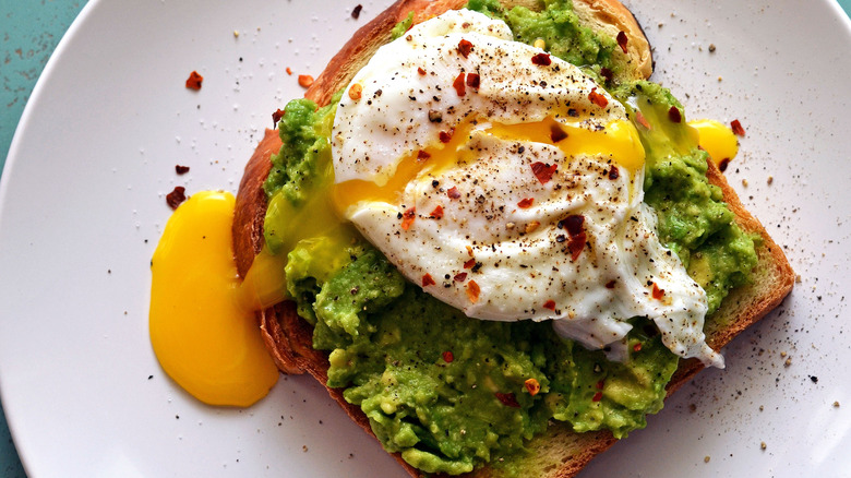 avocado toast with fried egg