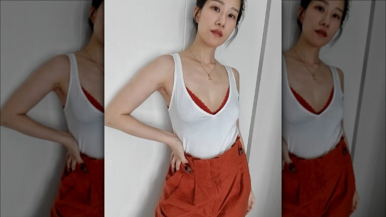 Woman wearing white ribbed tank